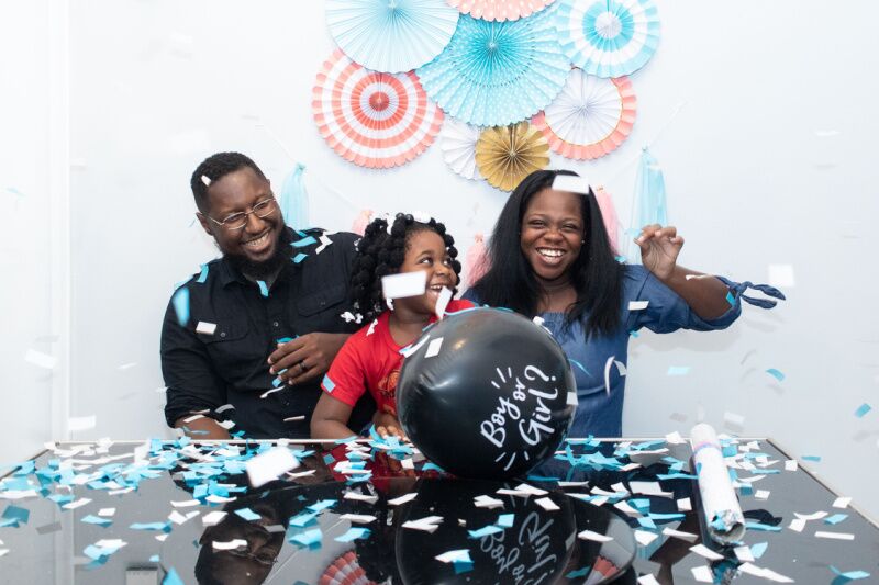 Gender reveal party ideas - confetti popper and balloons