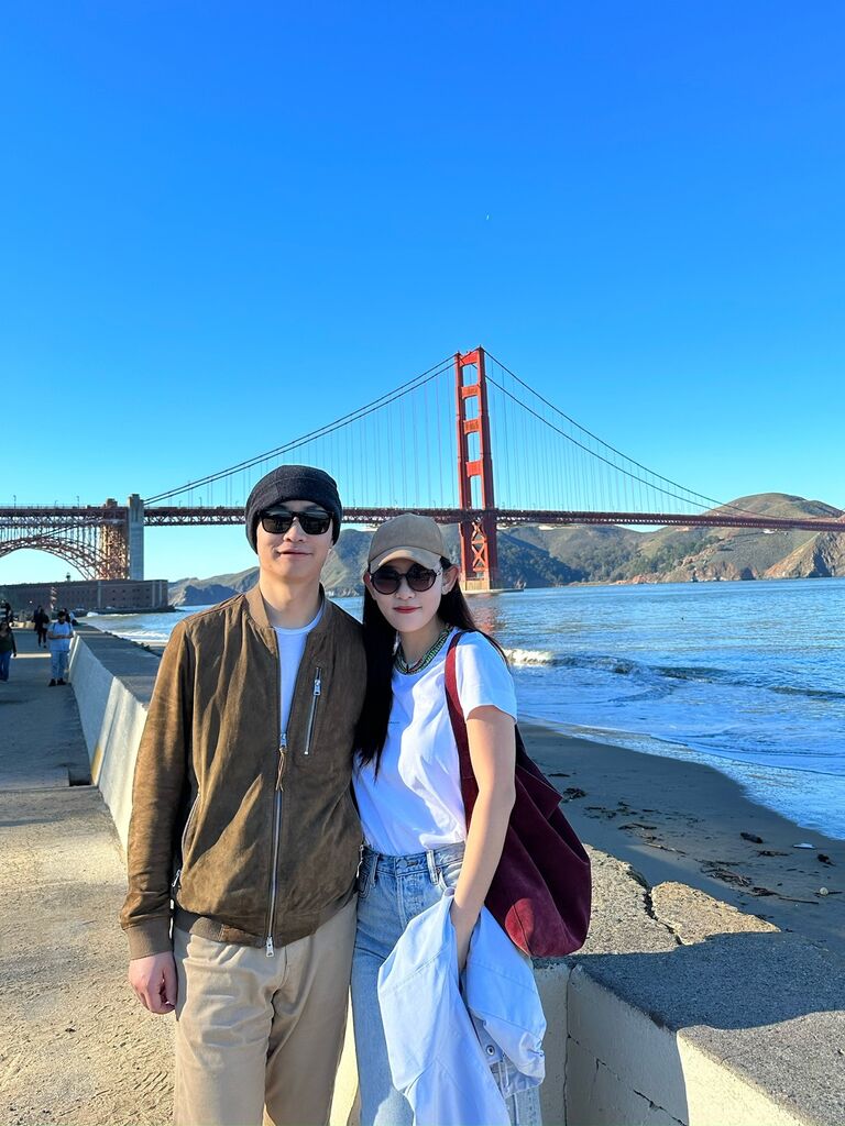 Almost a decade later, Ke became a successful fluid mechanist who occasionally sold his soul to the world of finance. Angel was far away in Switzerland, helping developing nations around the world, such as China. After a surprise new year's greeting from Ke, they reconnected and fell in love.