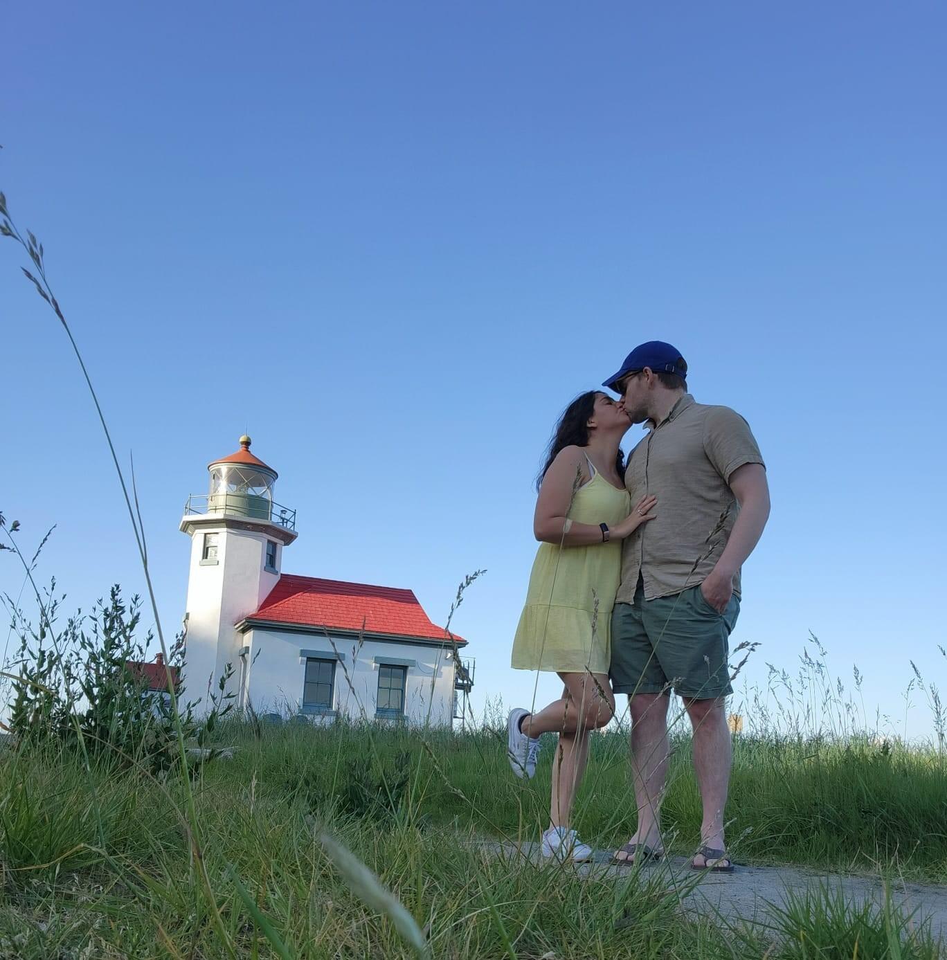 Michelle se mudó con Dan a Seattle, viven en una casa con su gatita Macy. Y ahora han decidido decir si, nuevamente, ante Dios. 

Están muy emocionados y agradecen a todos por ser parte de su historia.

-------------------------------------------------

Michelle moved with Dan to Seattle, they live in a house with their cat Macy. And now they have decided to say yes, again, before God.

They are very excited and thank everyone for being part of their story.