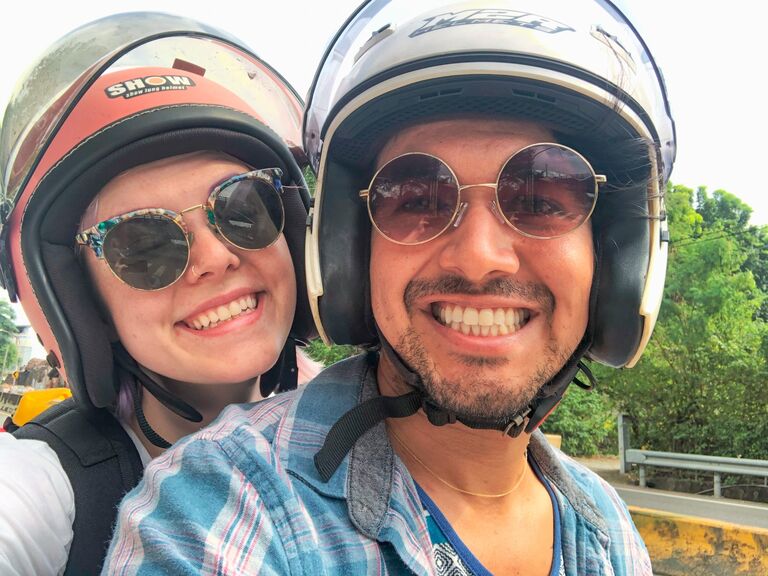 ENGLISH:
It is Rosie's first week in Taiwan, and she has found herself stranded on the beach with no idea how to get home. Oscar, who Rosie has just met, kindly offers to help her out. 

Rosie hops on the back of his scooter (her first scooter ride ever!) and he very gallantly helps her to call a taxi from the nearest 7-11. She is very impressed. But alas, they go their separate ways...

ESPAÑOL:
Es la primera semana de Rosie en Taiwán, y ella se encuentra ya tarde en la playa sin tener idea de cómo regresar a casa. Oscar, a quien Rosie acaba de conocer, se ofrece a ayudarla 

Rosie se sube en la parte trasera de su pasola (primera vez para Rosie en una pasola) y Oscar la lleva al 7-11 más cercano para llamar un taxi. Después de esta interacción, ambos siguen caminos muy distintos