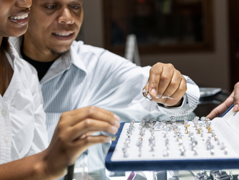 Couple ring shopping, how to choose an engagement ring