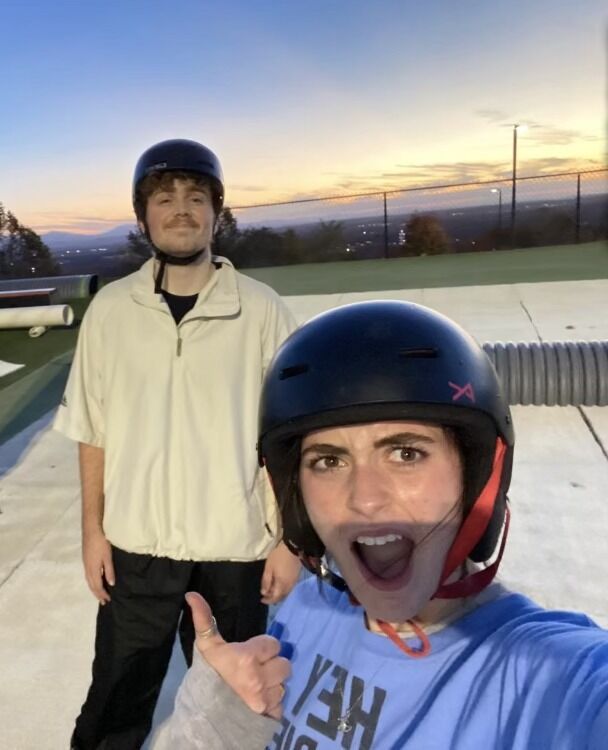 Emily shows Christian up on the slopes š.