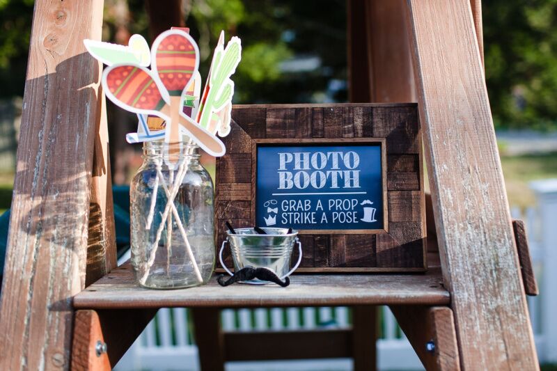 End of summer party ideas: photo booth