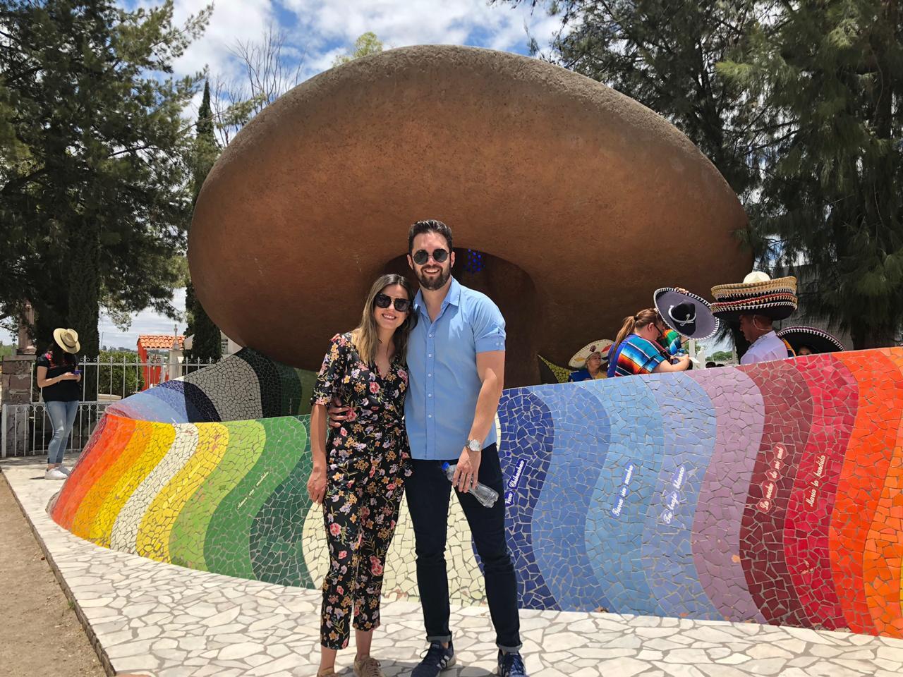 Aquí fue un dia despues de hacernos novios en Dolores Hidalgo.
La mayoría de las fotos que vean de nuestra relación van a ser en viajes, porque en este momento Pablo vivía en Houston y Luciana en Queretaro.
