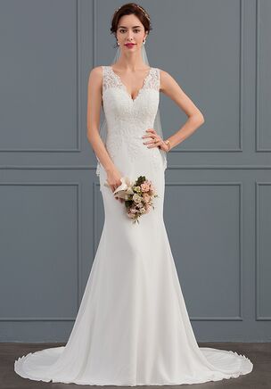 A gorgeously curve-hugging style, this long mermaid wedding dress is an excellent style. This lovely dress features a slenderizing V-back design and coordinating romantic V-neckline. The impeccable lace patterns on the dress boasts intricate lace appliques along the neckline and at the bodice.