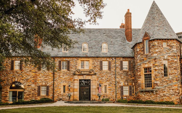 Matt and Sav settled on The Graylyn Estate for their wedding!