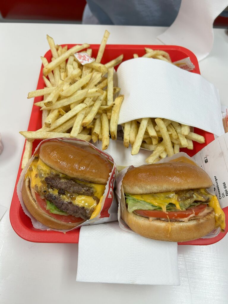Dany invitó a Ale por unas In-N-Out.