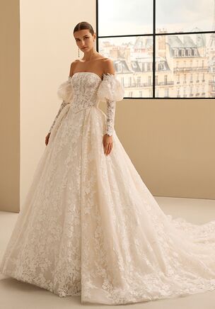 Princess silhouette wedding dress with strapless neckline. Made in beaded lace. Long detachable puff sleeves in the same fabric.