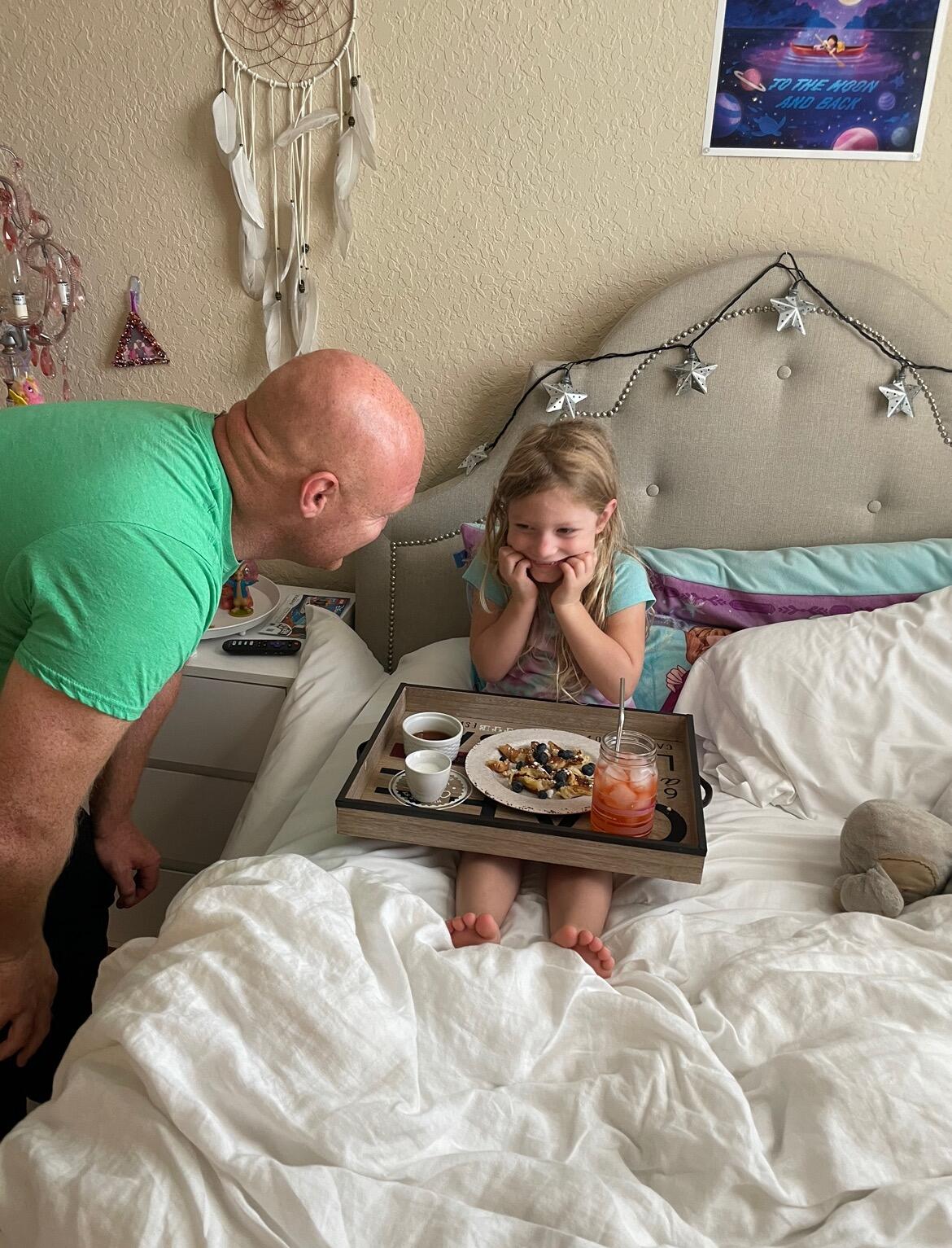 Zoey's first time getting breakfast in bed. 

Get use to it Zoe... he does awesome stuff like this all the time 🍳🥝🤍