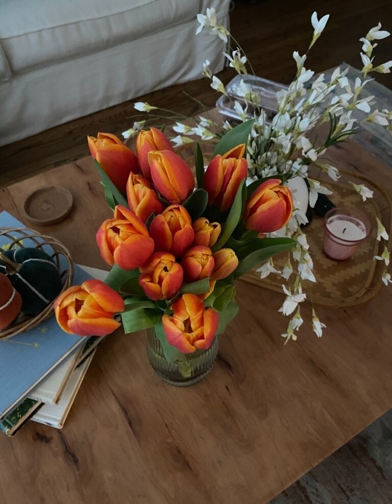 Connor and Tamlyn go on their first real date!! Connor surprises Tamlyn with her favorite flowers and takes her out for breakfast (her fav meal) at Snooze. They spend the whole day together doing each other's favorite things and laughing none stop :)