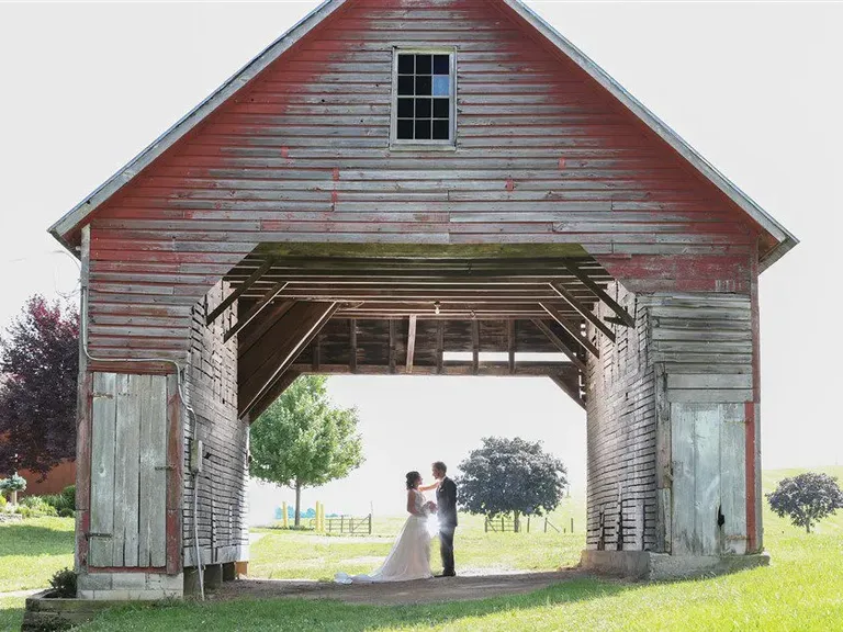 Linganore Winecellars barn wedding venue in Mount Airy, Maryland