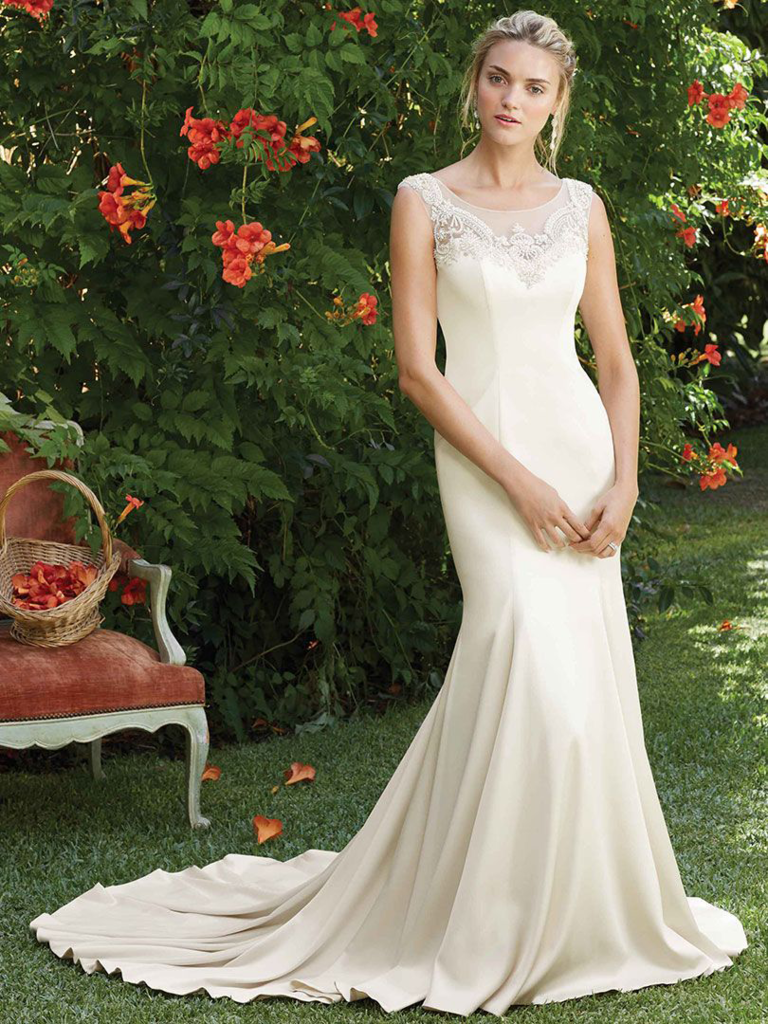 2022 New Design Elegant Boat Neck Sweep Train Wedding Dress Short