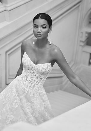 A-line wedding dress and detachable train in crepe Georgette and lace. With V-neckline and closed back in dot tulle with buttons.