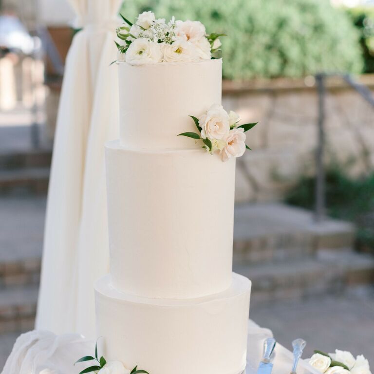 Romantic three-tier wedding cake