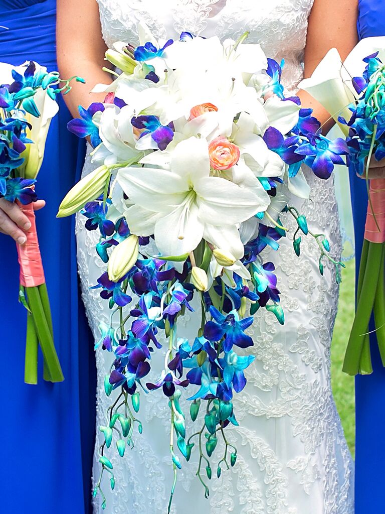 blue and white flower bouquets for weddings