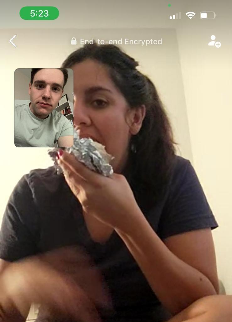 Michelle y Dan pasaron el resto del mes de Junio teniendo citas por videollamada. Aunque estaban a 3000 millas de distancia, Dan sabía que tenía que seguir consintiendo a Michelle con Chipotle.

_________________________________

Michelle and Dan spent the rest of June going on video dates. Even though they were 3,000 miles apart, Dan knew he had to continue treating Michelle to Chipotle.