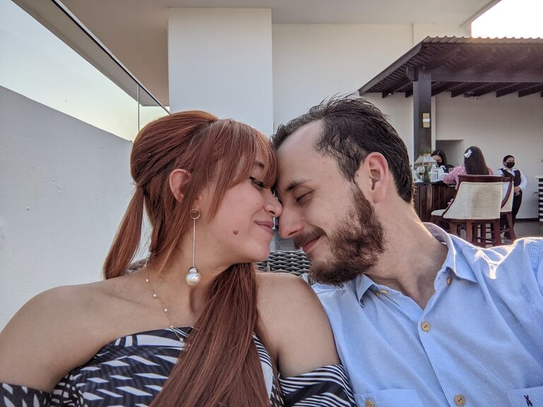 Poco a poco, el amor fue haciendo sus cosas, hasta que le pedí a Claudia que fuera mi novia para la boda civil de Adriana. Fue con un video que inserté mas o menos al final del primer acto de la película Parasite.  Y no, no lo voy a mostrar.