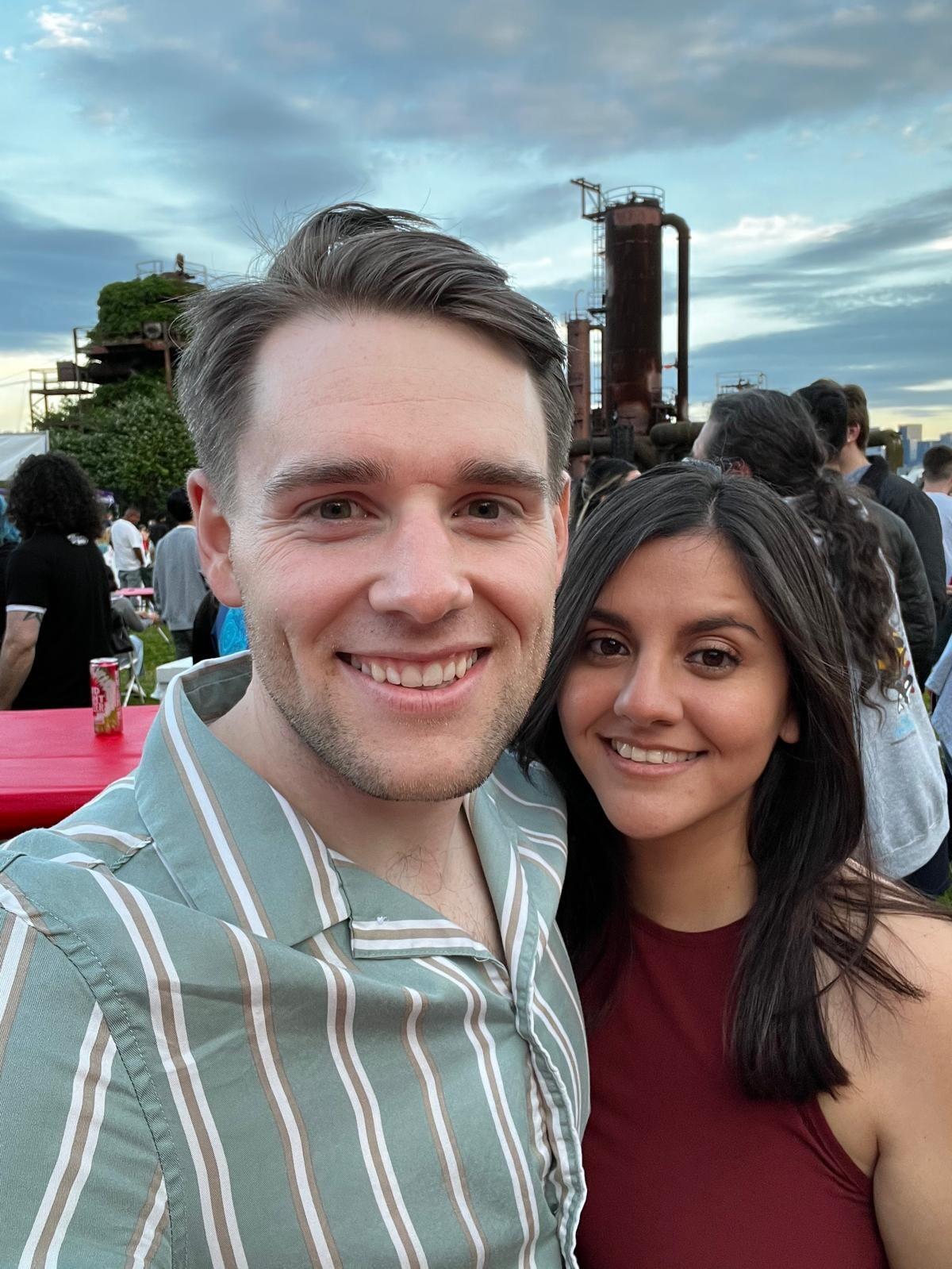 Michelle viajó a Seattle a visitar a Dan. Después de ver juegos pirotécnicos en Gas Works Park y de camino al auto para ir a casa, Dan se arrodilló y le pidió a Michelle que fuera su esposa. Michelle lloró y dijo que si.

_________________________________

Michelle traveled to Seattle to visit Dan. After watching fireworks at Gas Works Park and on the way to the car to go home, Dan got down on one knee and asked Michelle to be his wife. Michelle cried and said yes.