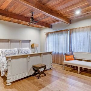 Gallery Photo 16