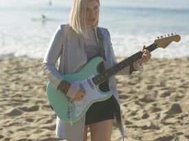 Sarah Hollins - Acoustic Guitarist - Los Angeles, CA - Hero Gallery 1