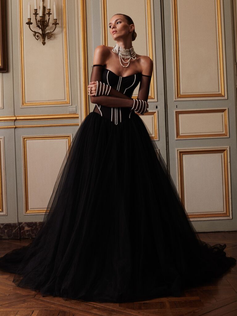 Black bodice wedding dress, fashion trends 2024