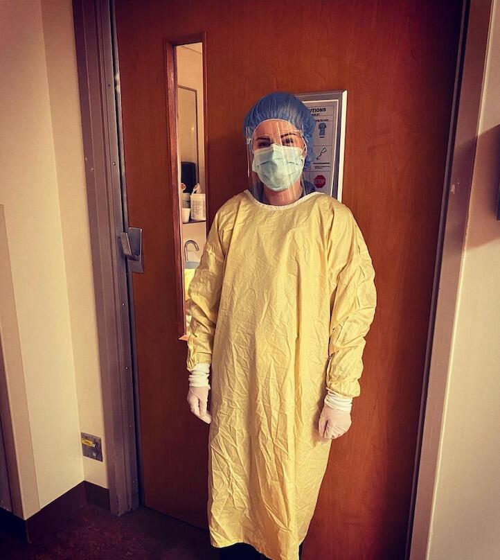 After weeks of crushing on Dennis while working as a COVID screener at the hospital, Ariel finally got the courage to send a message to Dennis on Instagram, unsure if he even knew who she was, working in her yellow banana suit 