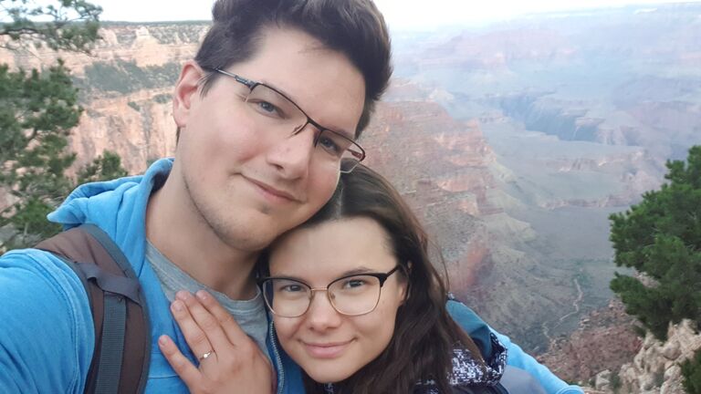 A Grand Canyonnál jártunk egy egész napos túrán, amikor megkértem Kata kezét. Igent mondott!
Ezzel ismét szintet léptünk, azóta jegyben járunk!