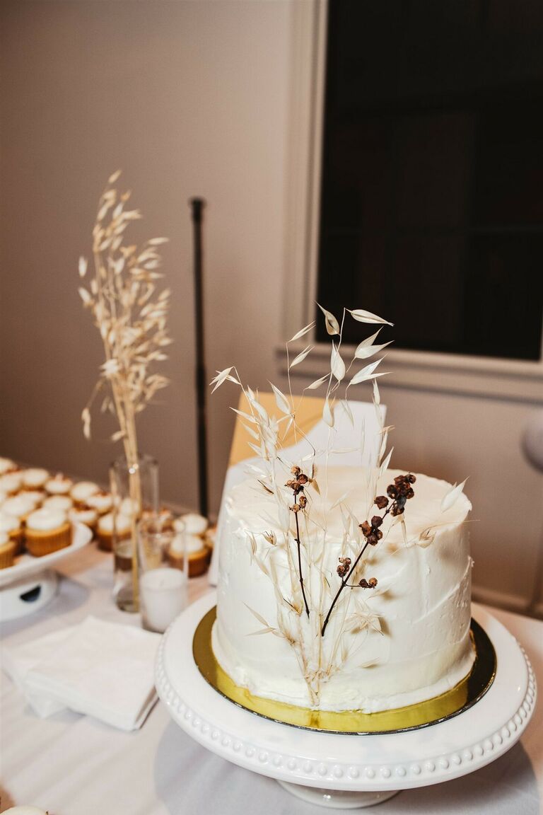 One-tier wedding cake with foliage accents