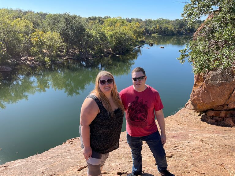 Best friends and bridesmaids, Kyra and Layla, come to Austin for a visit. Andrew wins them over by baking a cheesecake to welcome them. Spencer feels very lucky to have someone who cares so much about impressing her friends, but wonders why it had to be a cheesecake (because ick).