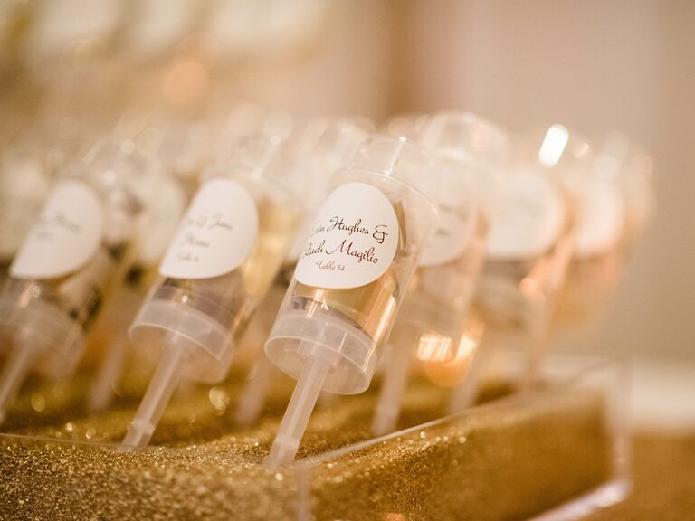 confetti poppers as new year's eve wedding favor idea