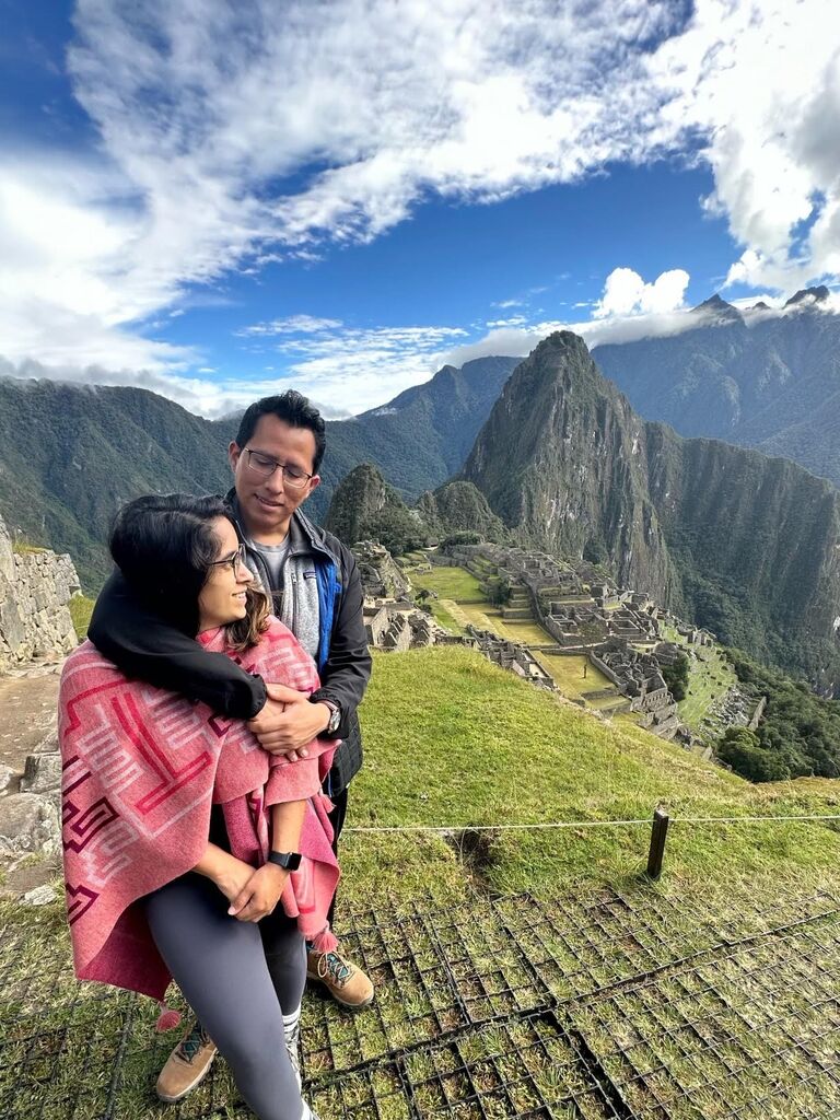 Luis wanted to show Mikayla the country he was born in and the rest of his family. _________________________________________ Luis quería mostrarle a Mikayla el país en el que nació y al resto de su familia.