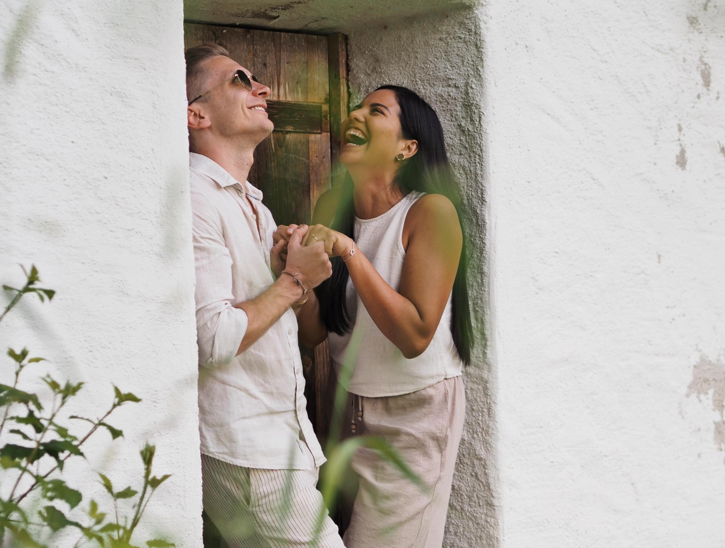 Die Entfernung...

Nach dem Au-pair-Jahr musste Anahi zurück nach Mexiko. Trotz der Entfernung hielten wir Kontakt – endlose Nachrichten, nächtelange Telefonate. Vier Monate später besuchte Andi sie für drei unvergessliche Wochen. Als Anahi 2019 ein weiteres Au-pair-Jahr in München begann, war die Distanz kleiner – aber die Liebe umso größer.