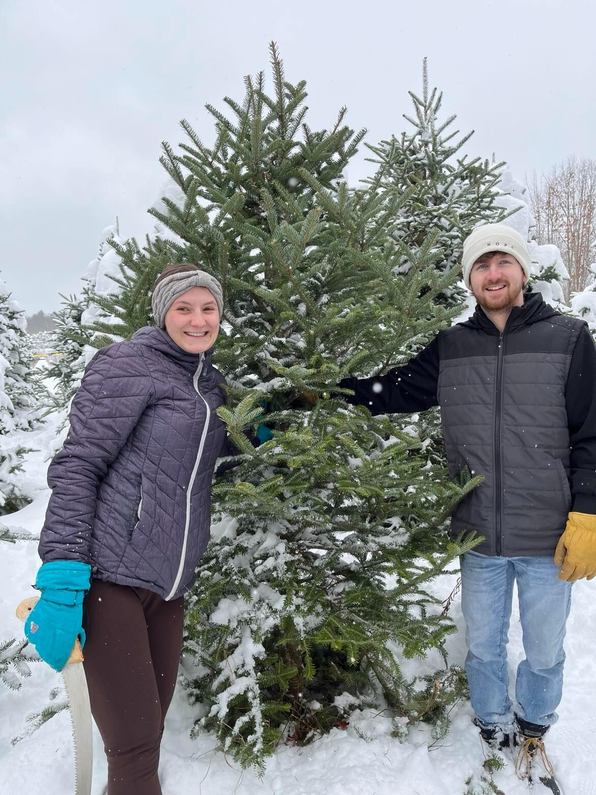 After the Grinch tried to steal Christmas (artificial tree lost in transit), Alex & Matt pivot to celebrate their first holiday season in their new home with a real tree. 