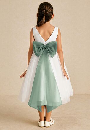 Kavi is our adorable flower girl dress cut from satin and tulle. She features a scoop neckline paired, the look is complete with an A-line skirt. This dress is not only perfect for a flower girl at a wedding but also versatile enough for other special occasions.