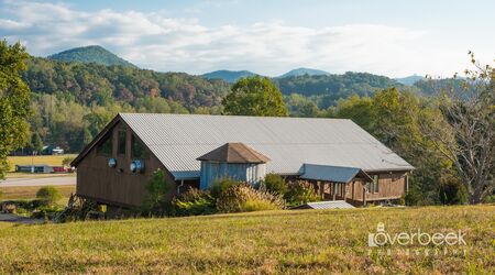 Sweet garden wedding brings vintage style to Tennessee barn