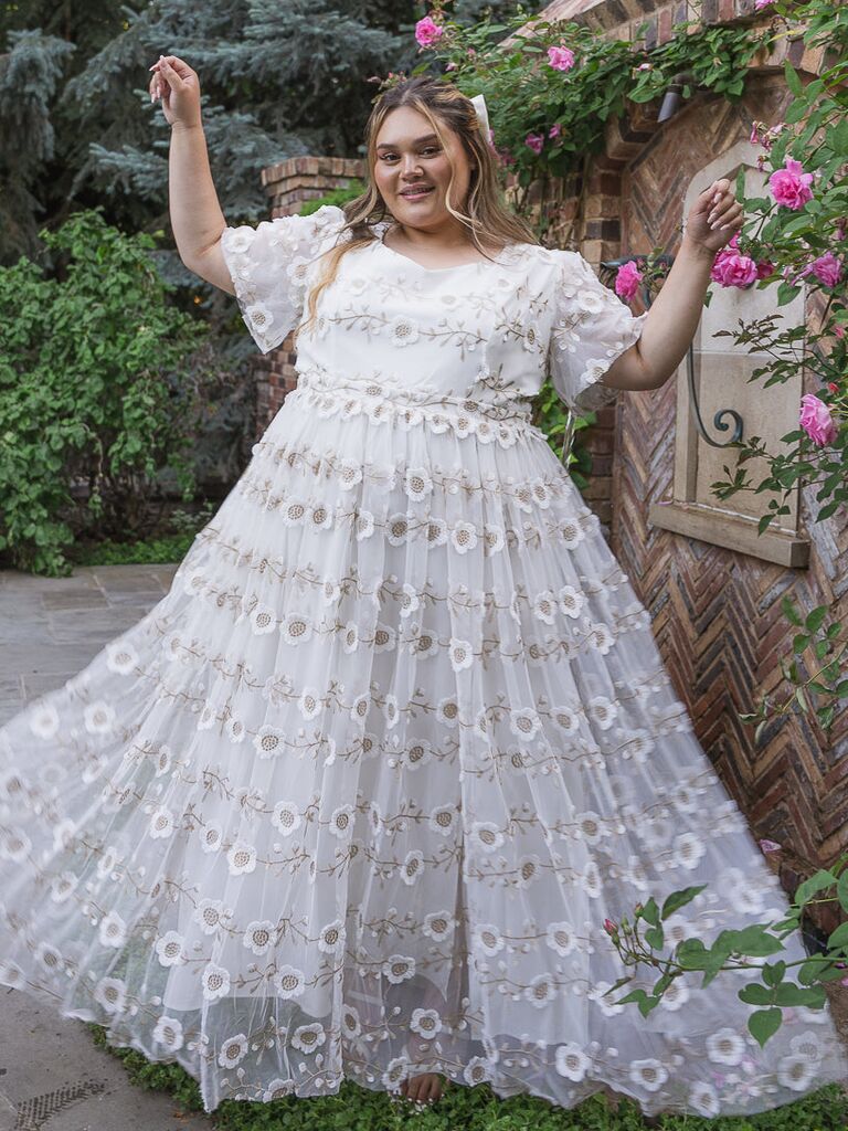 18 Plus Size Rehearsal Dinner Dress Picks for Brides