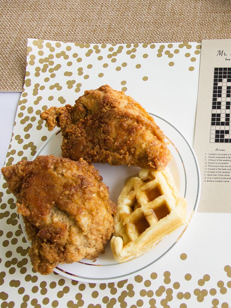 Idée de dîner au poulet et aux gaufres pour une entrée de réception de mariage