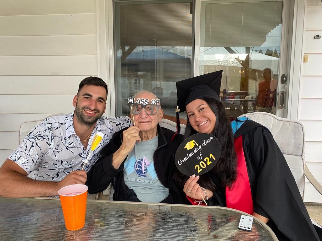 Lisa's graduation featuring Grandpa Charlie Curcio! 

¡La graduación de Lisa con la presencia del abuelo Charlie Curcio! 