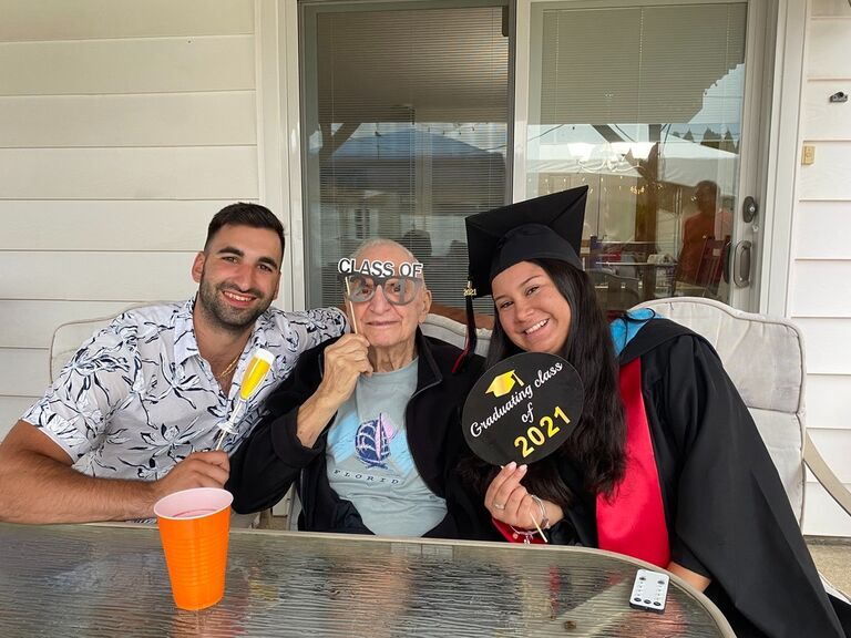 Lisa's graduation featuring Grandpa Charlie Curcio! 

¡La graduación de Lisa con la presencia del abuelo Charlie Curcio! 