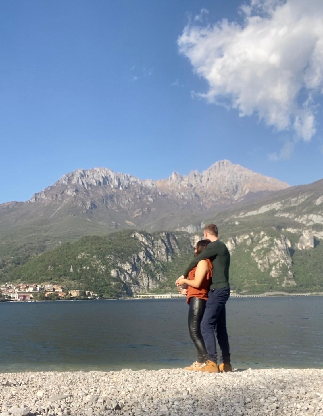 En su primera cita, 
el probó su recomendación de café y ¡lo odió! Pero entre risas y traducciones incómodas, se olvidaron de intercambiar historias de vida.
