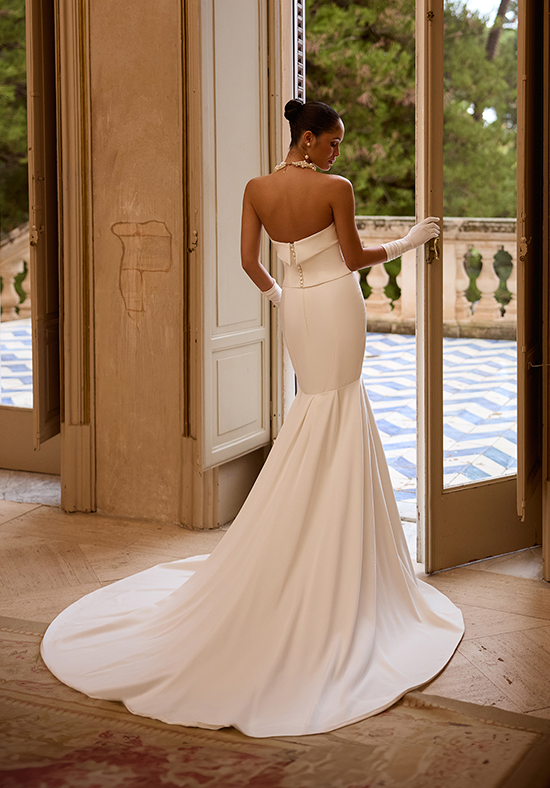 Mermaid and Trumpet wedding dresses | The Knot