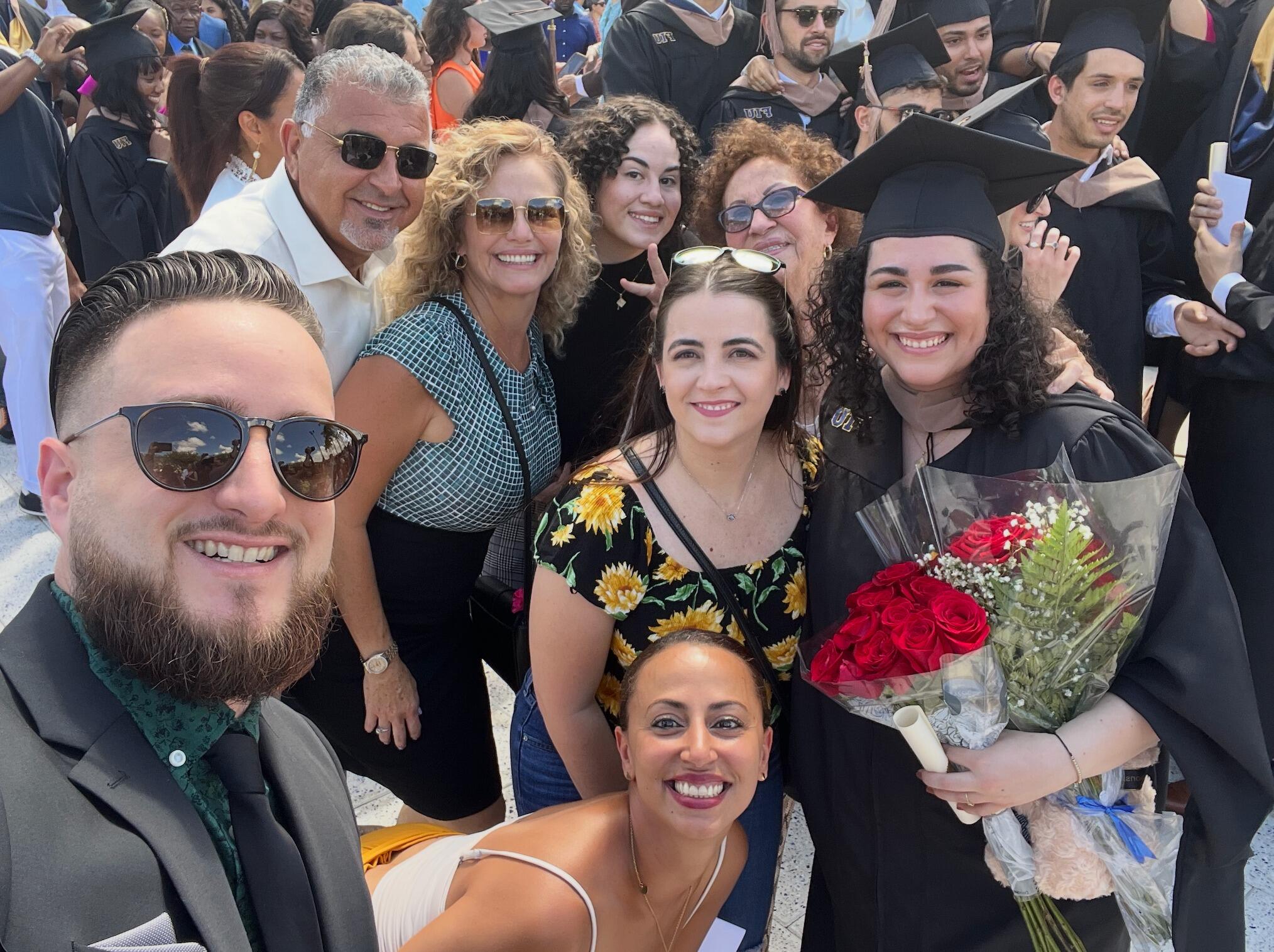 They flew back to Miami for Rachel’s Master’s graduation. • Viajaron de regreso a Miami para la graduación de Maestría de Rachel.