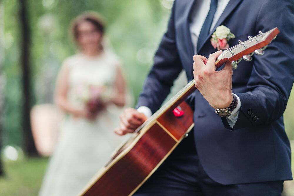 Acoustic guitarist at a wedding