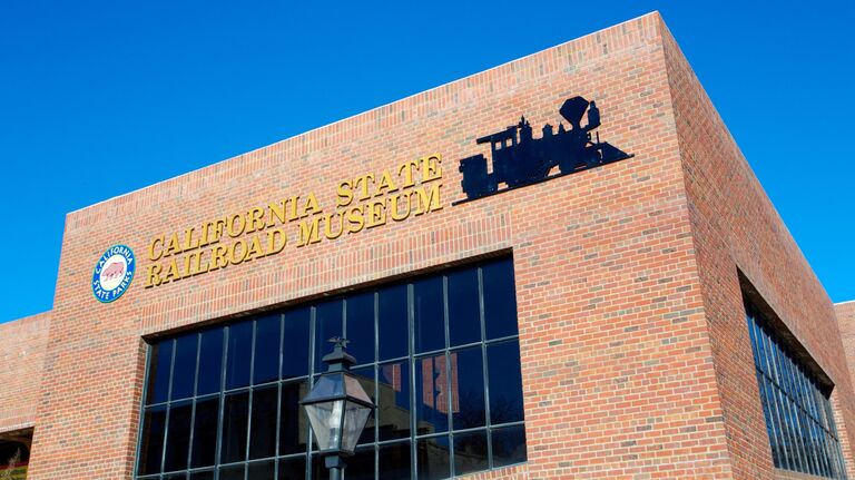 Lucy and Nate go the the California State Railroad museum for their first date. The rest is history!ucy y Nate van al museo del Ferrocarril del Estado de California para su primera cita. ¡El resto es historia! 露西和内特第一次约会时去了加州铁路博物馆。剩下的就是历史了！