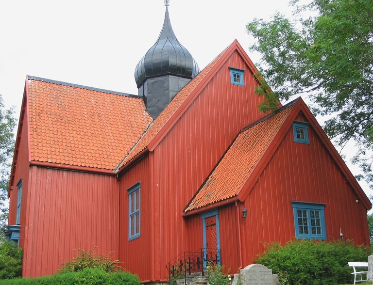 Church service at 13:00 at Rein Kirke in Rissa. Please see more information and directions on the "Wedding Ceremony" page of the website. 
