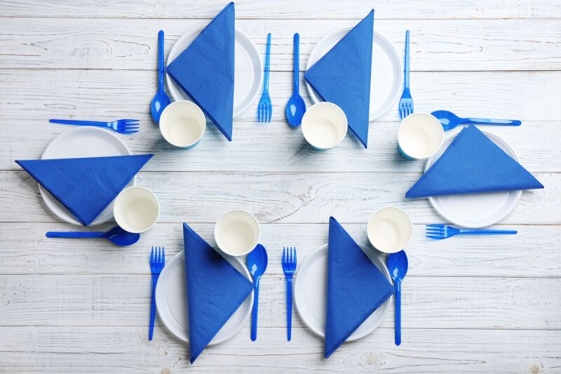 Color party ideas: colored tableware
