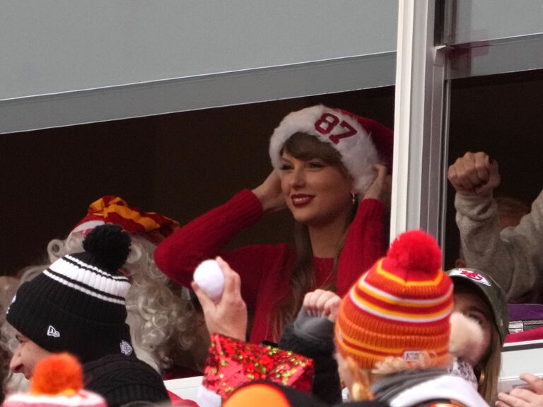 Taylor Swift wearing a #87 santa hat 