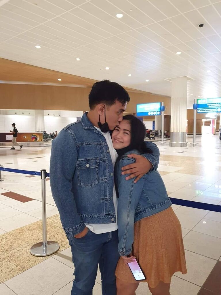 So eto na nga, dahil sa katigasan ng ulo nya nakarating sya dito sa Dubai. Sobrang kaba namen kase wala syang direct na relative and imagine ung higpit ng Immigration sa Pinas. Tanging prayers lang and hope ang baon nya papunta dito. So fast forward, nakalagpas na sya ng immigration at nagawa nya pa talaga kameng pagtripan na naoffload daw sya. Dba kundi ba naman pasaway?

First picture namen together and this was one of the happiest day of my life. Kita naman sa ngiti ko dba? LOL