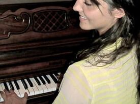 Alesia Sheverdak - Pianist - Courtice, ON - Hero Gallery 2