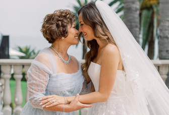 Mother of the bride wearing short hairstyle with voluminous curls